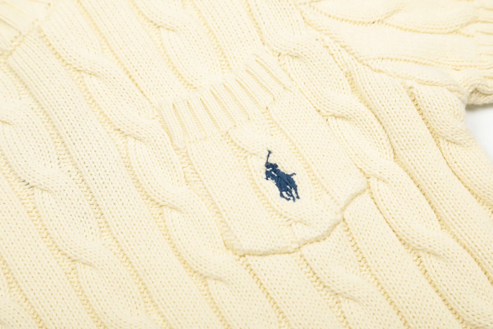 P154 💰 "Top quality" Style number: DS222# (not off the shelves all year round) [Ralph Lauren round neck pocket style solid color pony embroidered logo knitted short sleeves] ✅Ralph Lauren Ralph Lauren classic basic pocket all-match style goddess knitted short sleeves for all seasons ✅Main supplier platform live broadcast Wholesale entity Replenish when out of stock Not off the shelf ✅ZP quality 1:1 version Scan the code to enter the GF website Counter quality ✅Details and quality are the only one in Guangzhou. Imported quality cotton yarn, focusing on high-end, cost-effective, good quality needless to say. ✅The version is restored to the original order. The maximum size can be worn up to 160 pounds. Loose, comfortable and stress-free. ✅The upper body is simple and easy to match. A must-have for goddess ootd. Good-looking clothes are never picky. A must-have in the goddess’ wardrobe. Size: S-XL. Color: White, almond, purple, orange, gray, yellow, black, khaki, pink, navy, rose, green. Chinese red olive green light blue white label light blue blue label